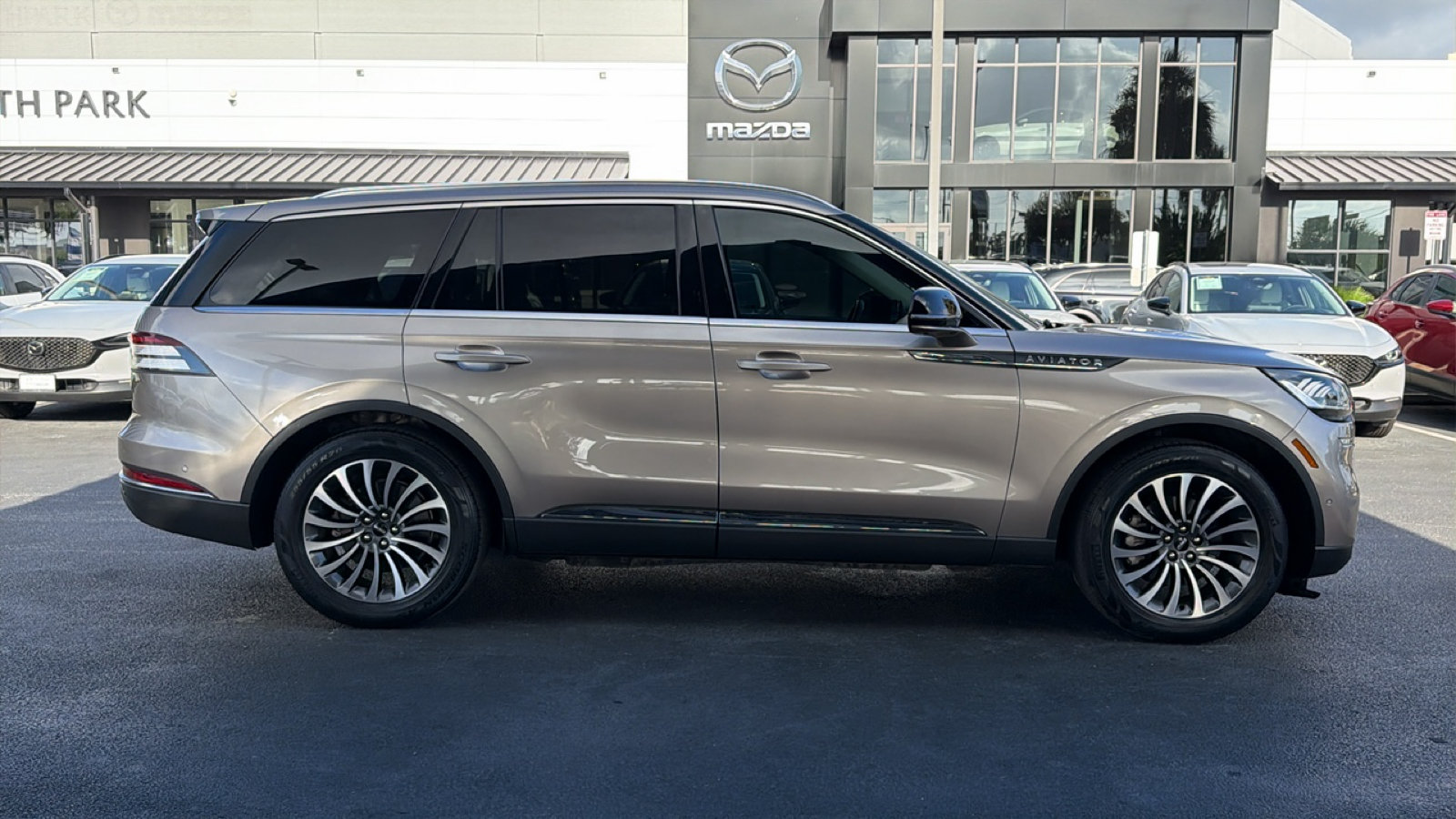 Used 2020 Lincoln Aviator Reserve w/ Equipment Group 201A RWD image 3