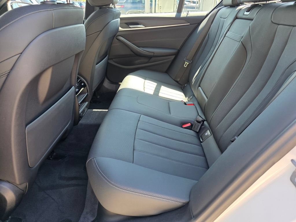 Used 2023 BMW 540i xDrive w/ Convenience Package AWD/4WD image 17