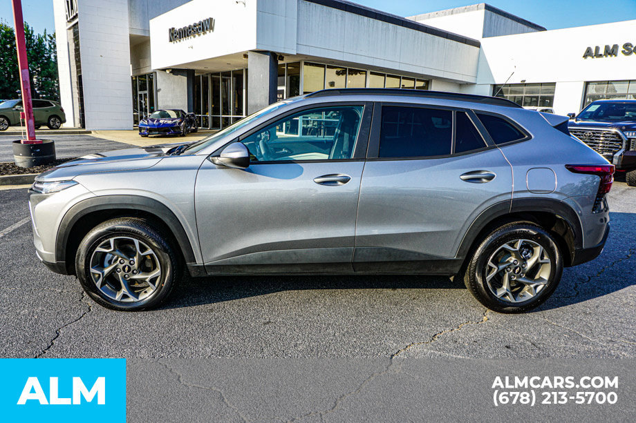 Used 2025 Chevrolet Trax LT FWD image 6
