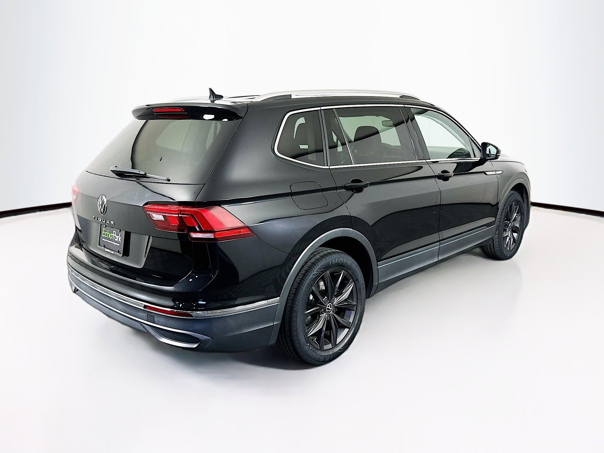 Used 2022 Volkswagen Tiguan SE FWD image 9