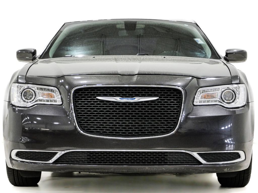 Used 2023 Chrysler 300 Touring RWD image 2