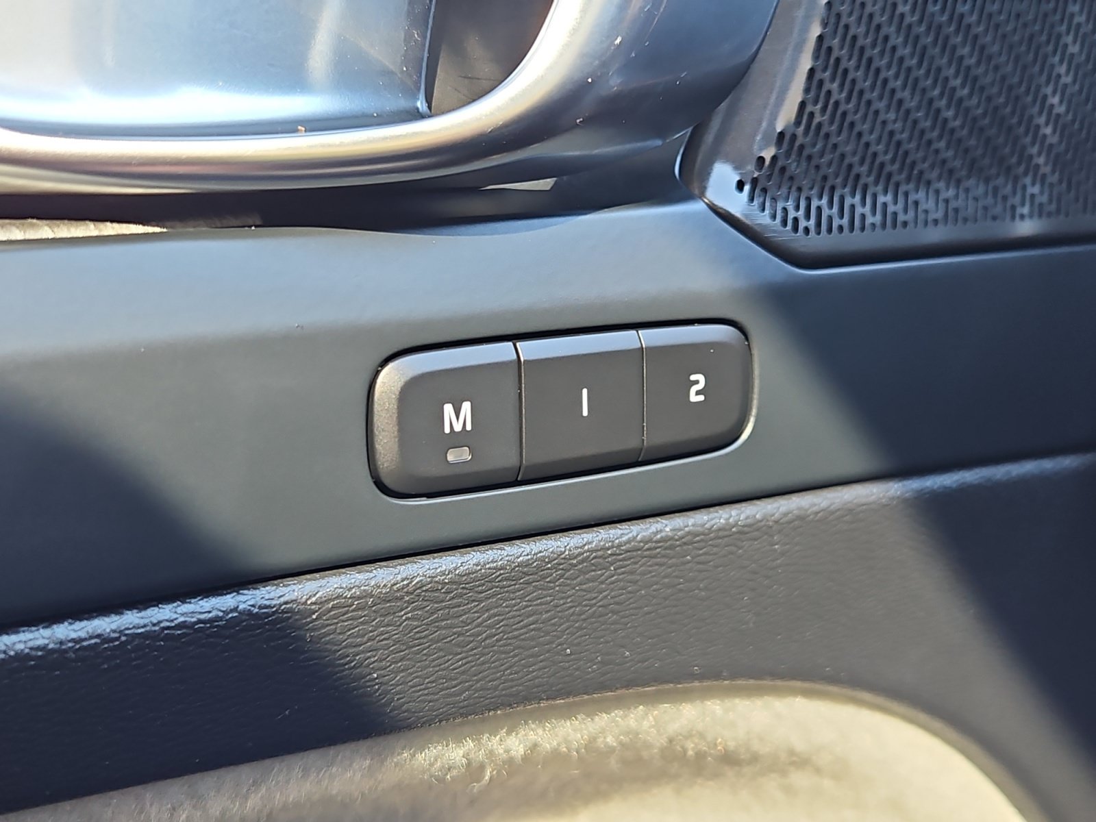 Used 2023 Volvo XC40 B4 Ultimate FWD image 17