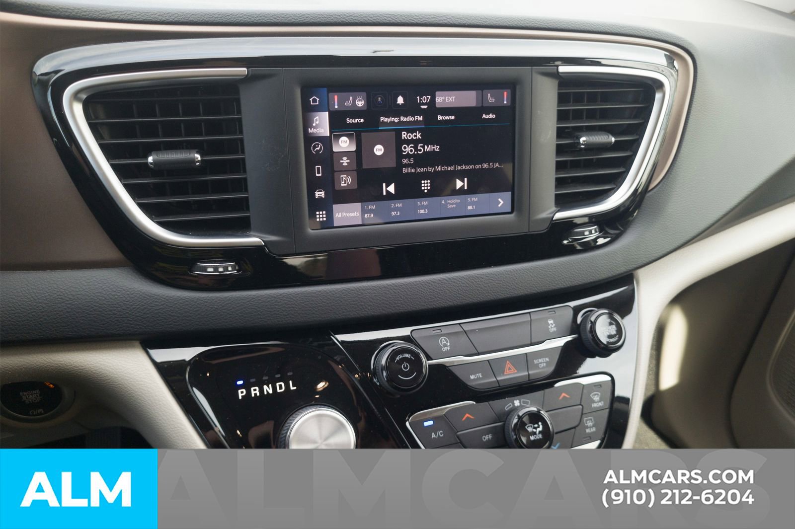 Used 2022 Chrysler Voyager LX image 20