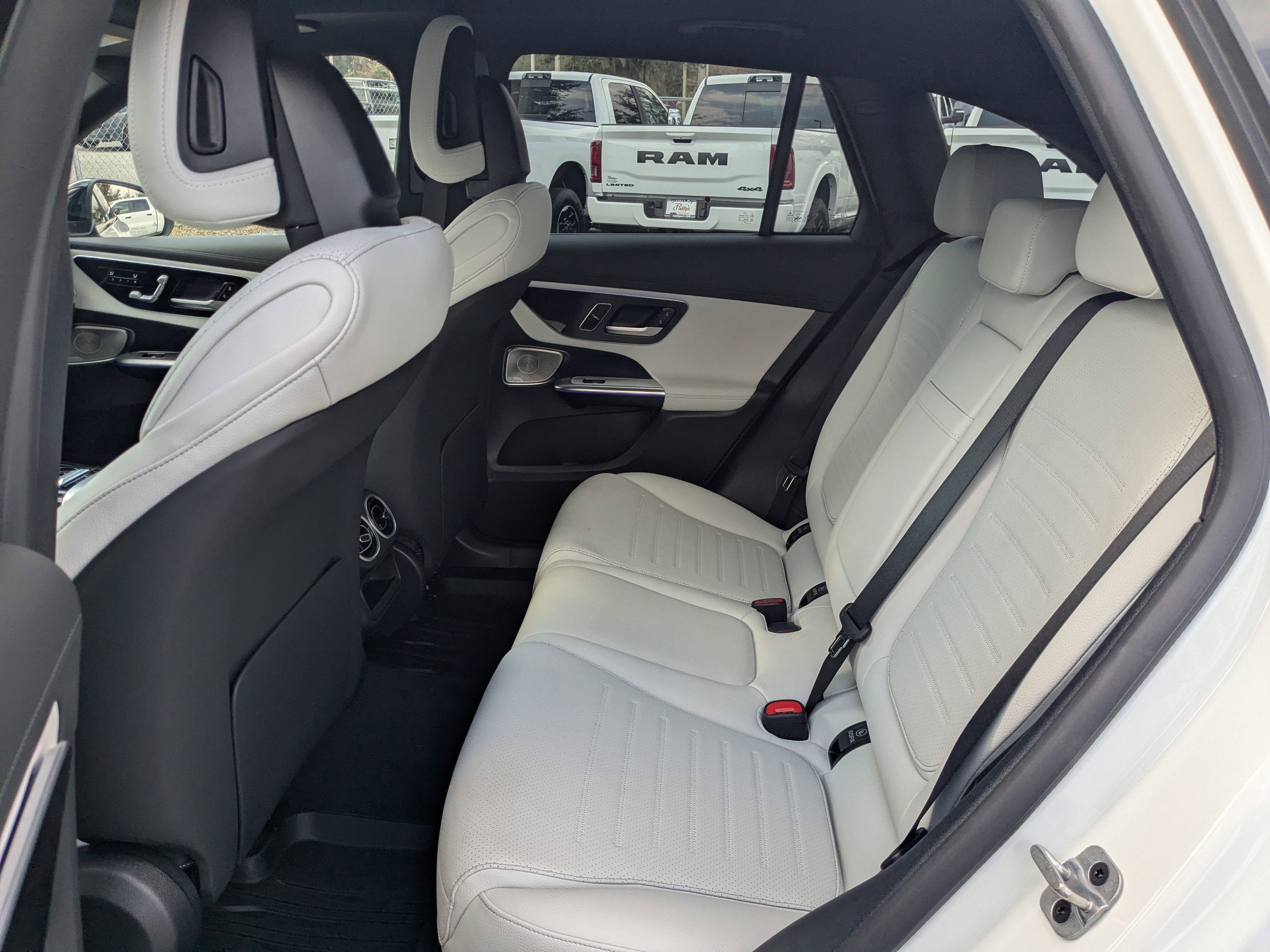 Used 2025 Mercedes-Benz GLC 350e GLC 350e 4MATIC image 13