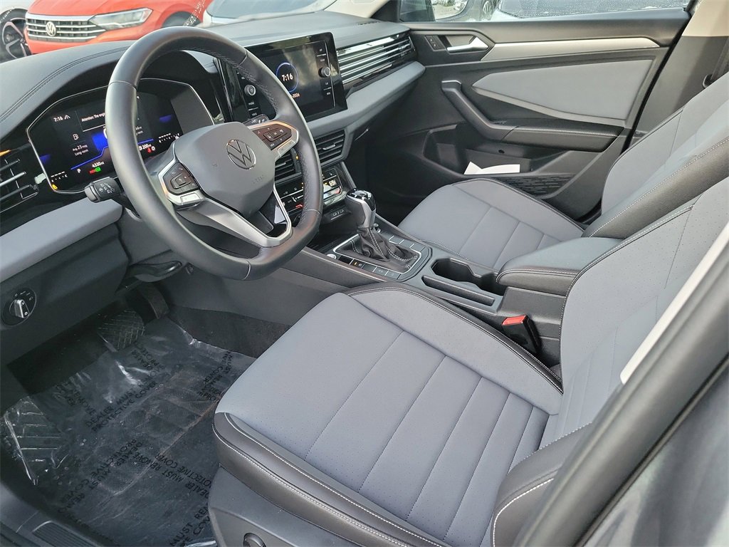 Used 2025 Volkswagen Jetta SE w/ Black Wheel Package image 13