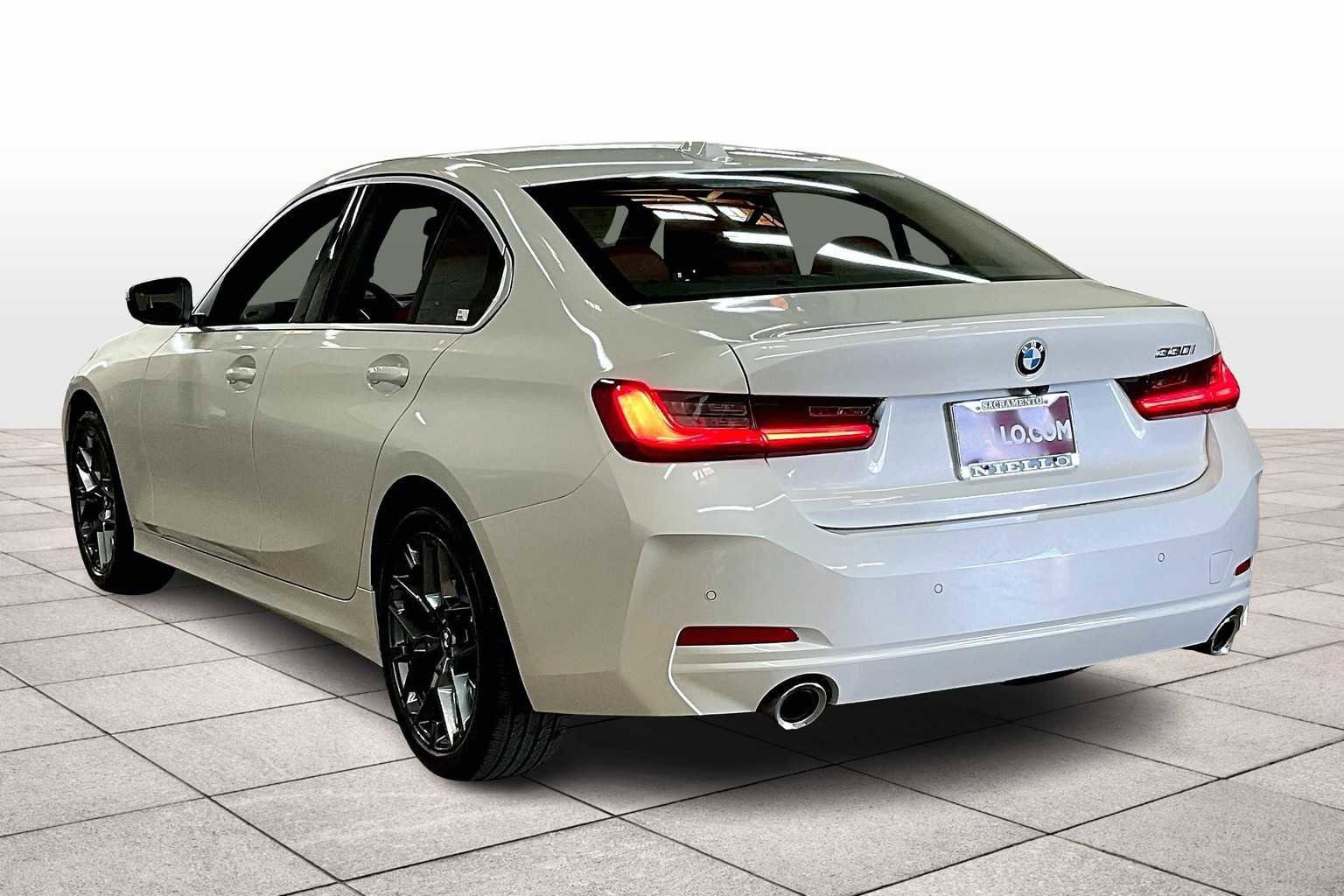 Used 2025 BMW 330i Sedan w/ Premium Package image 15