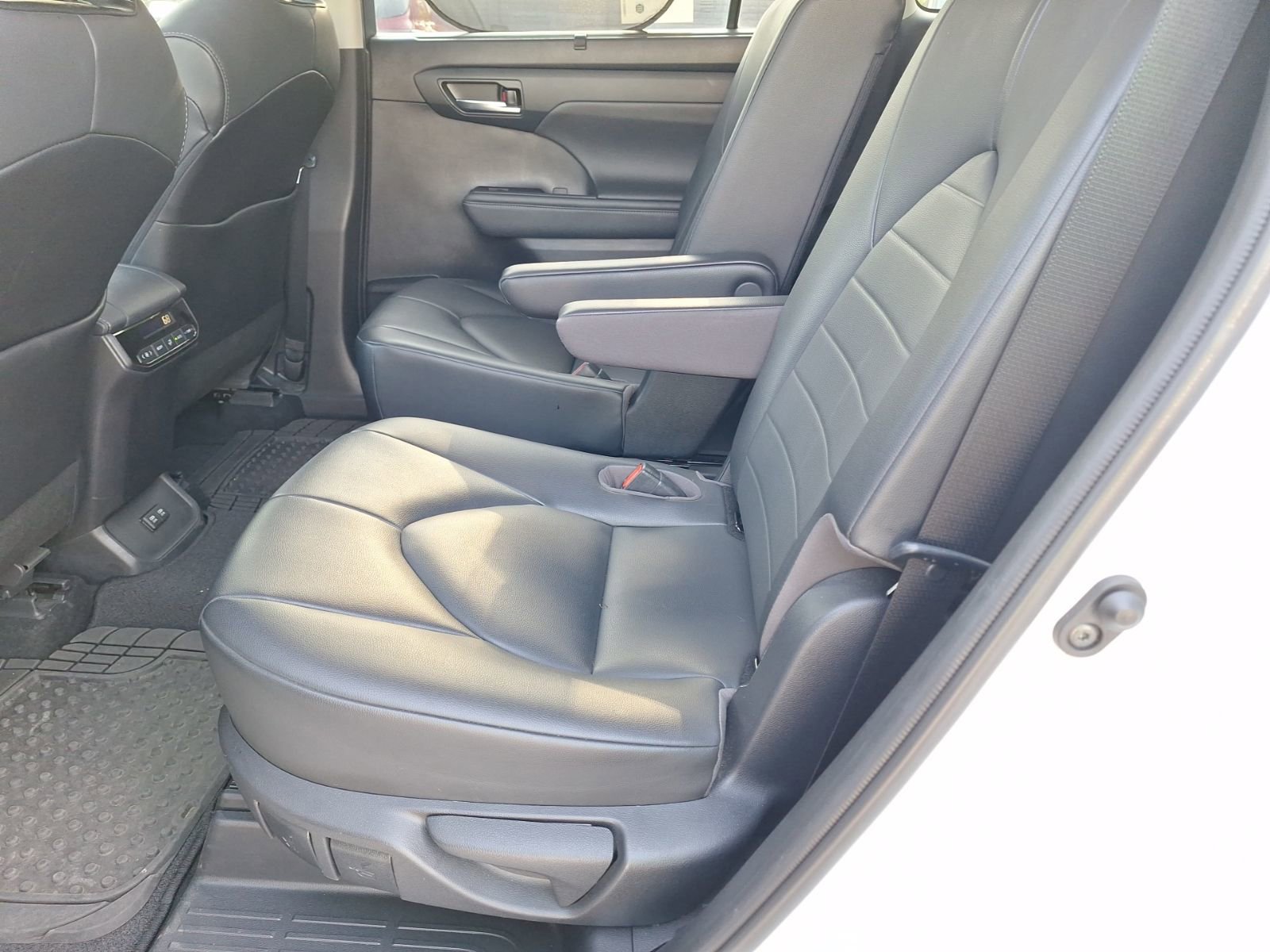 Used 2020 Toyota Highlander XLE FWD image 30