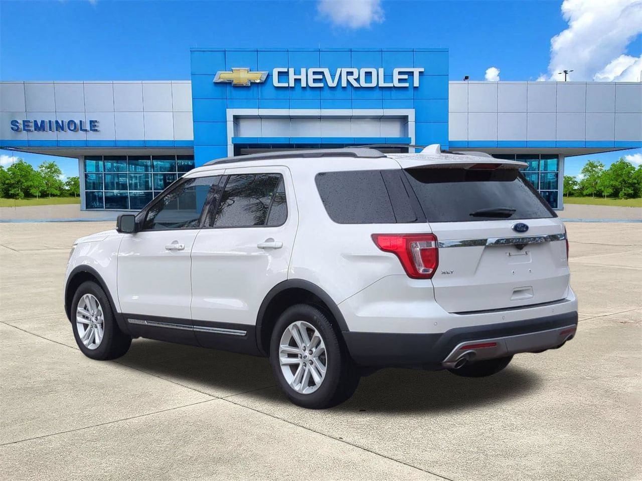 Used 2017 Ford Explorer XLT w/ Equipment Group 202A FWD image 3