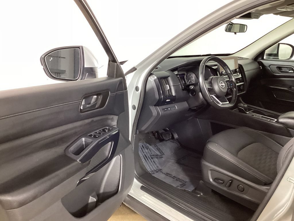 Used 2024 Nissan Pathfinder SV FWD image 9