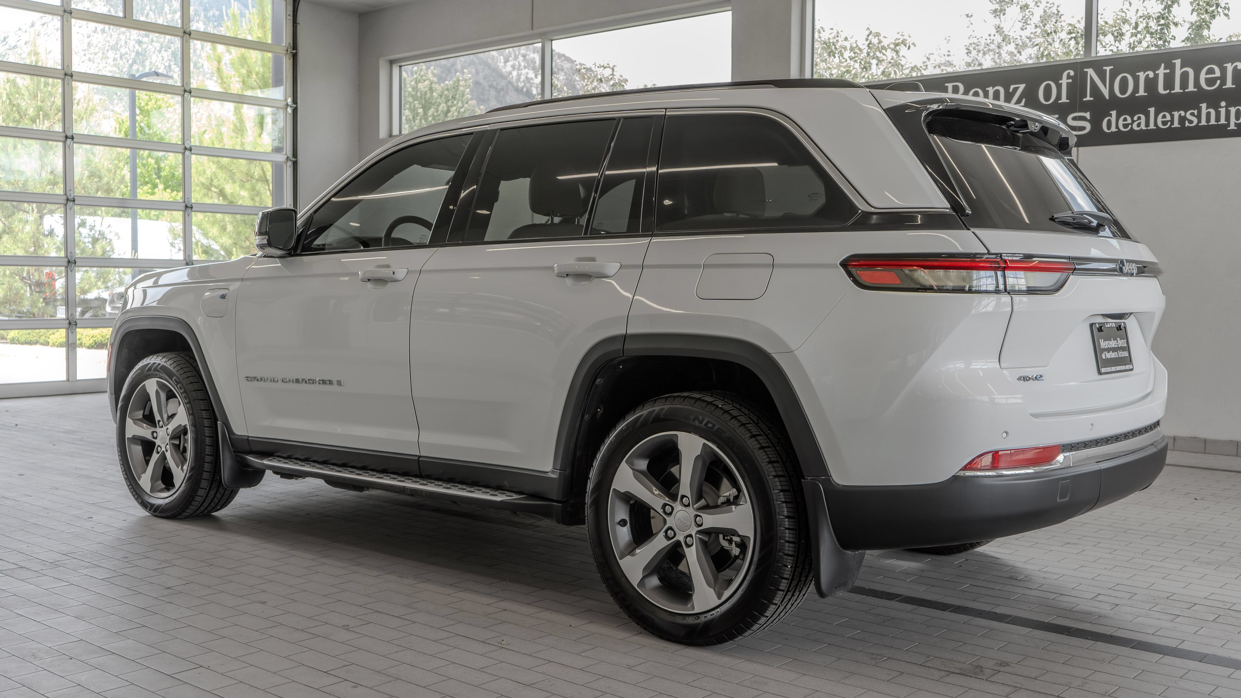 Used 2023 Jeep Grand Cherokee 4WD 4xe w/ Luxury Tech Group II image 13
