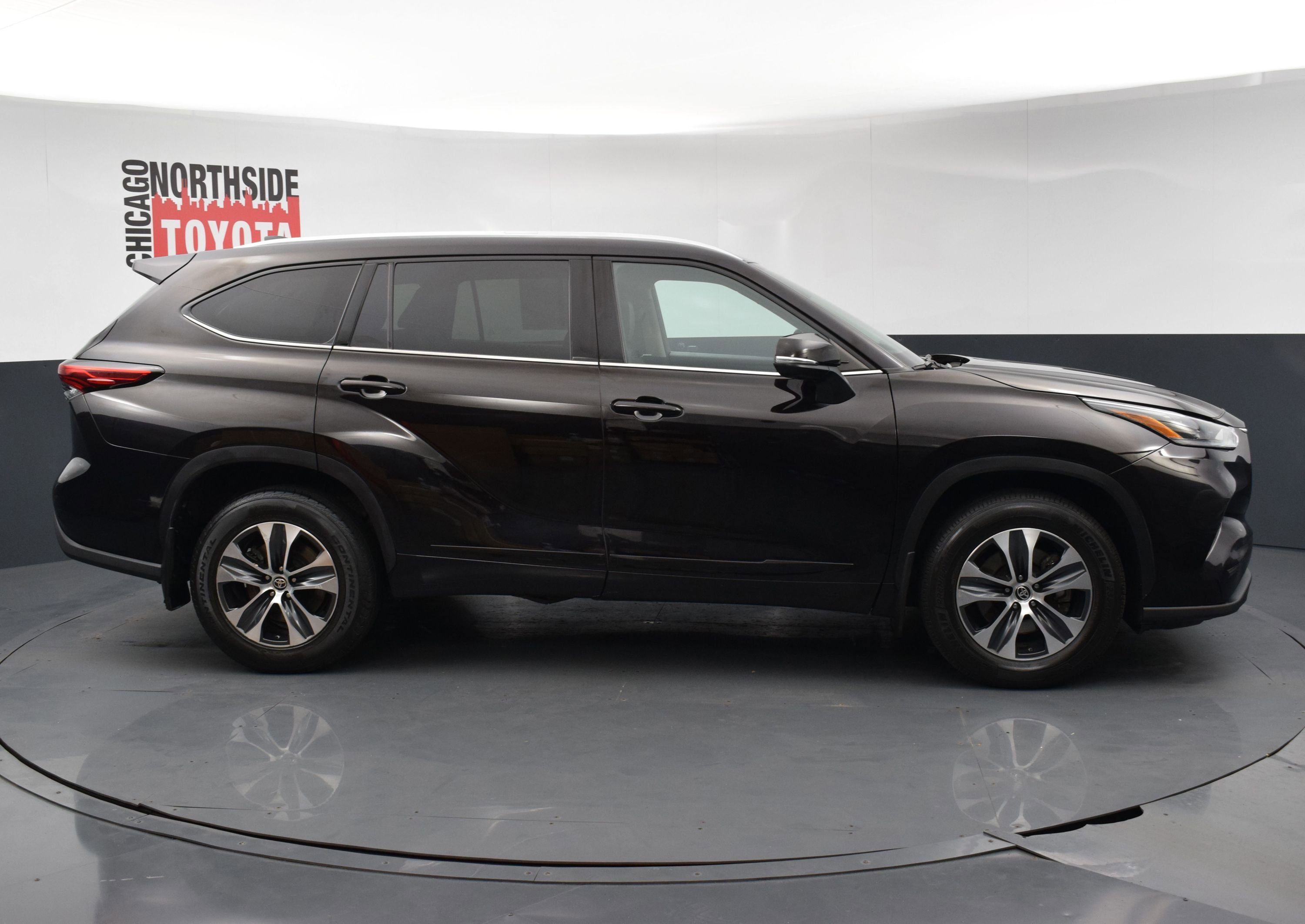 Used 2021 Toyota Highlander XLE AWD/4WD image 5