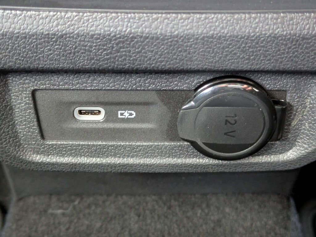 Used 2023 Volkswagen Tiguan SE R-Line image 18