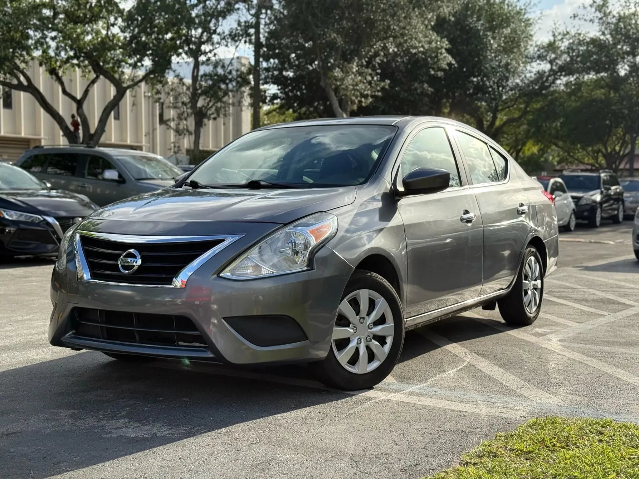 Used 2018 Nissan Versa SV FWD image 3