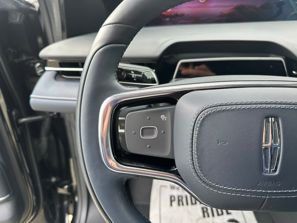 Used 2025 Lincoln Nautilus Reserve image 16