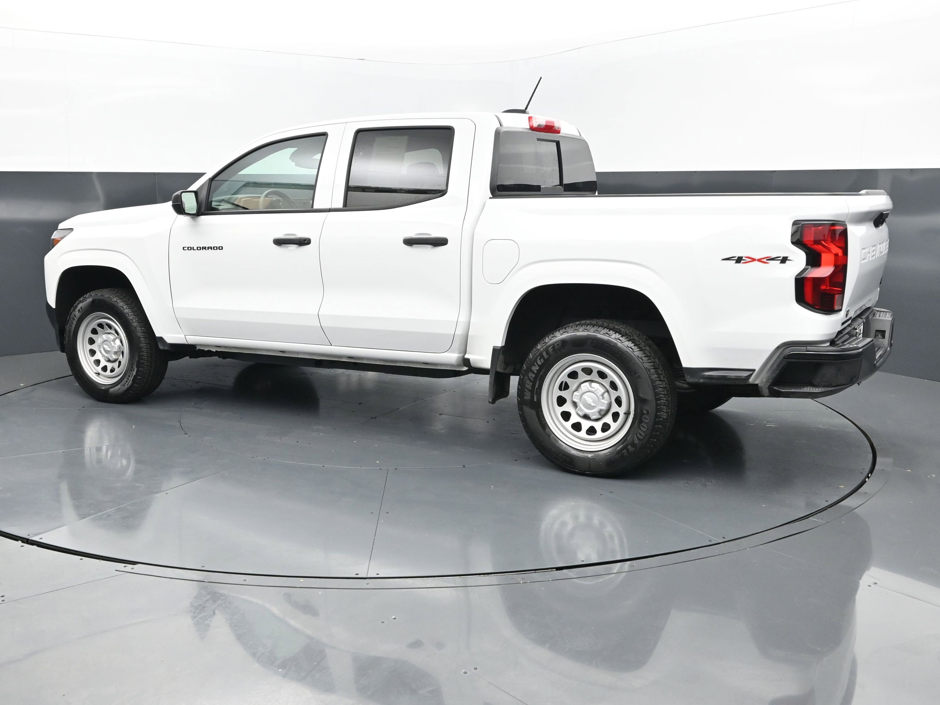 Used 2025 Chevrolet Colorado W/T image 3