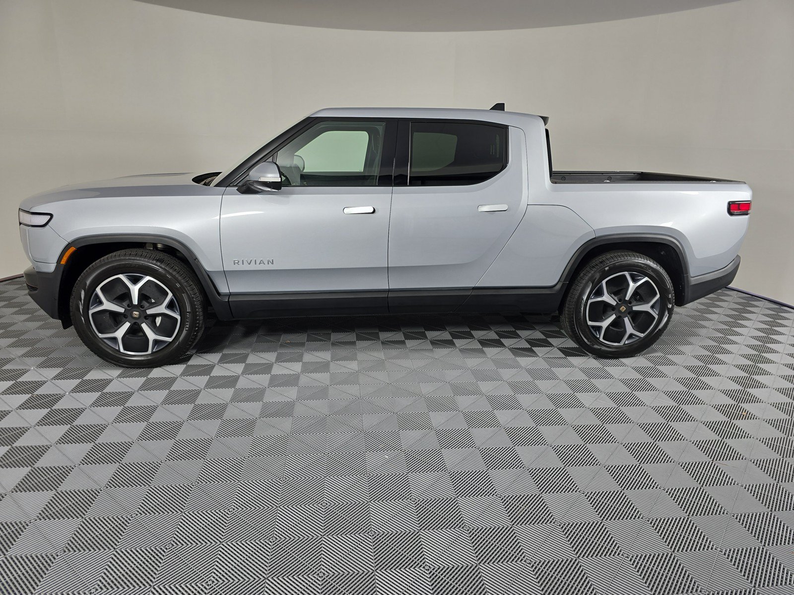 Used 2024 Rivian R1T Adventure AWD/4WD image 2