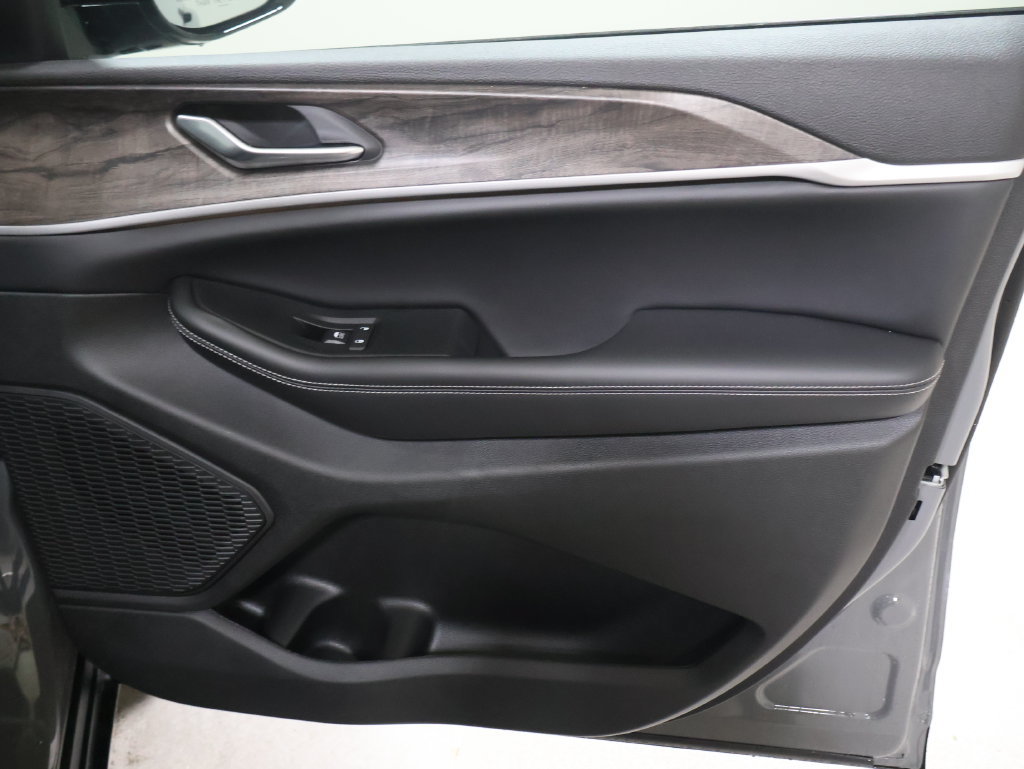New 2027 Jeep Grand Cherokee Limited AWD/4WD image 17