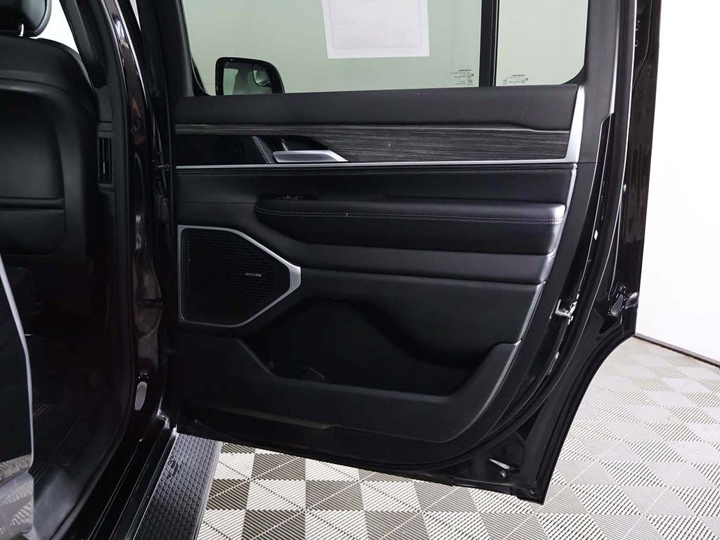 Used 2022 Jeep Wagoneer Series III w/ Flexible Seating Group AWD/4WD image 29
