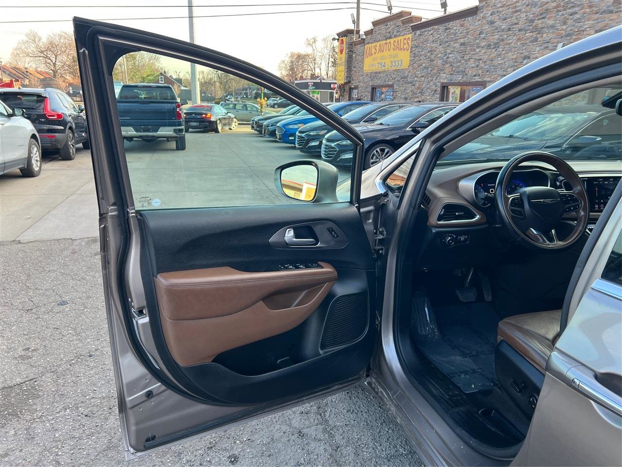 Used 2018 Chrysler Pacifica Limited FWD image 30