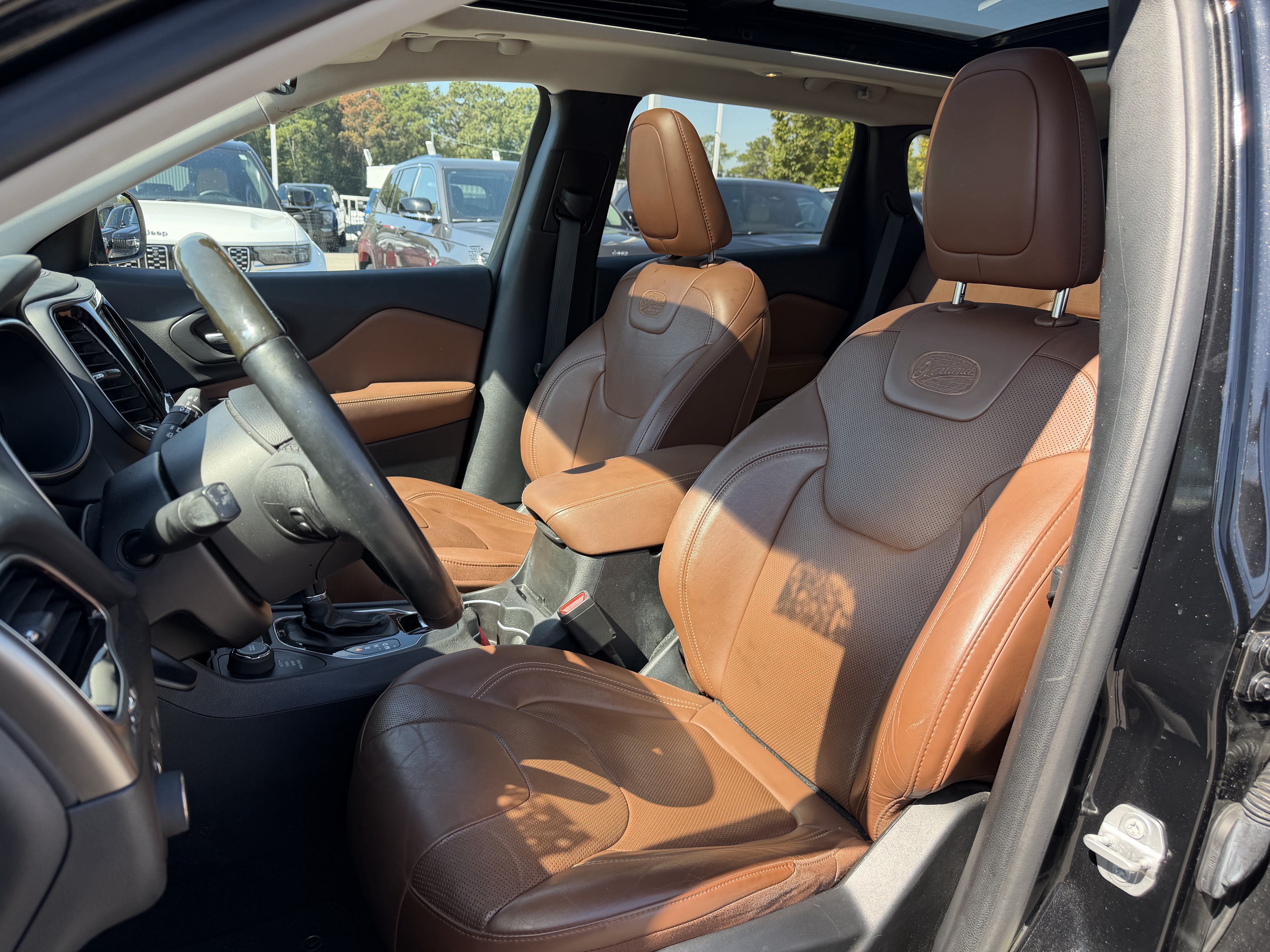 Used 2019 Jeep Cherokee Overland AWD/4WD image 12