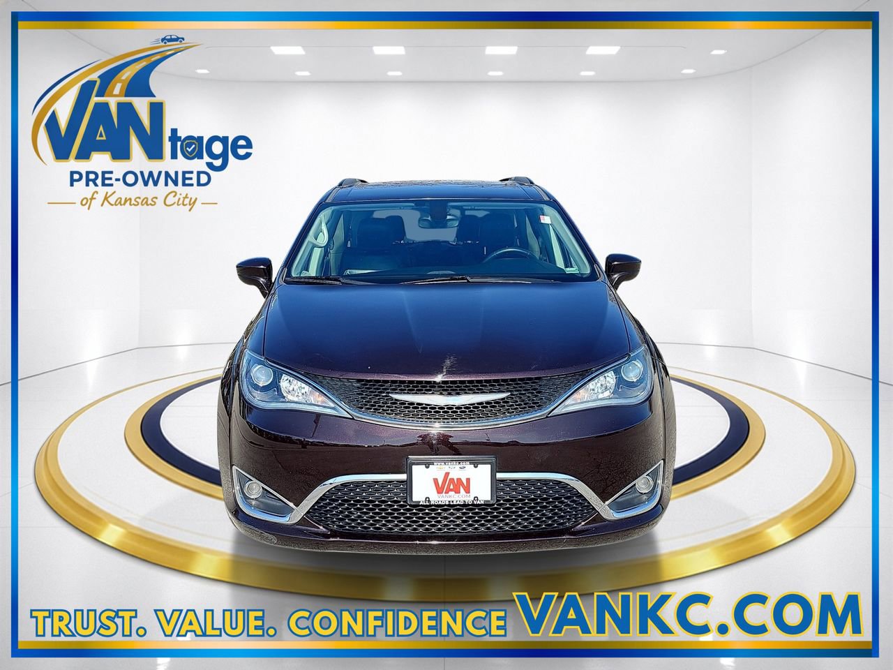 Used 2017 Chrysler Pacifica Touring-L image 2