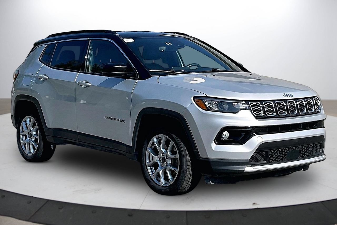Used 2025 Jeep Compass Limited AWD/4WD image 2