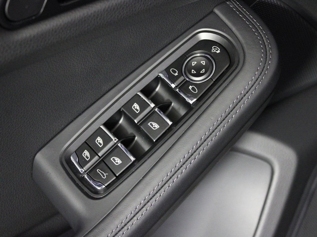 Certified 2026 Porsche Macan AWD/4WD image 16