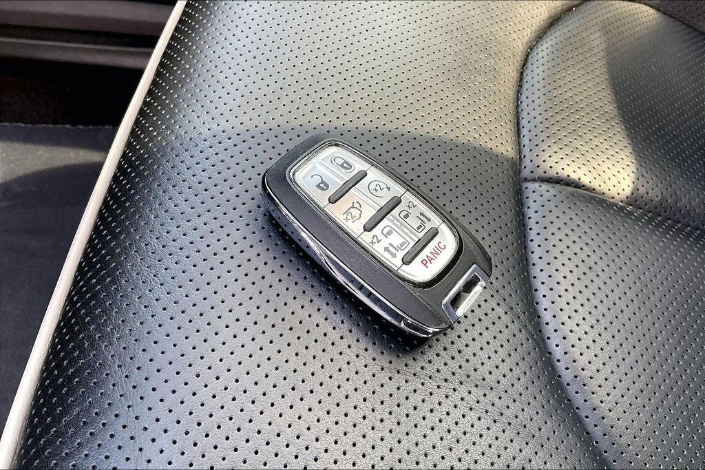 Used 2025 Chrysler Pacifica Limited FWD image 37