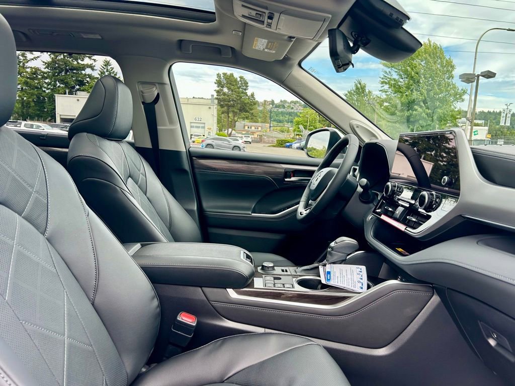 New 2026 Toyota Highlander Platinum AWD/4WD image 18
