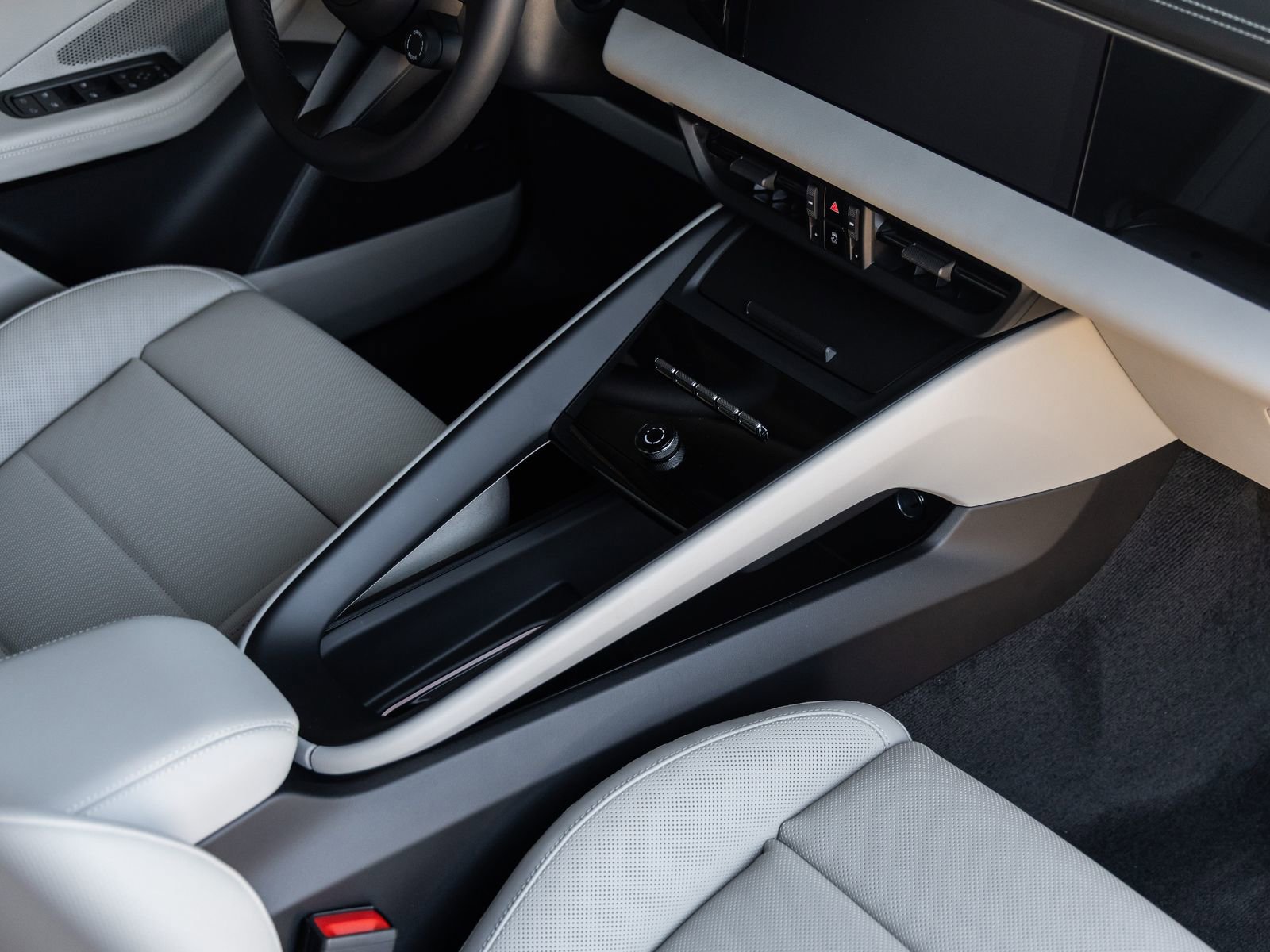 New 2025 Porsche Macan 4S Electric AWD/4WD image 31