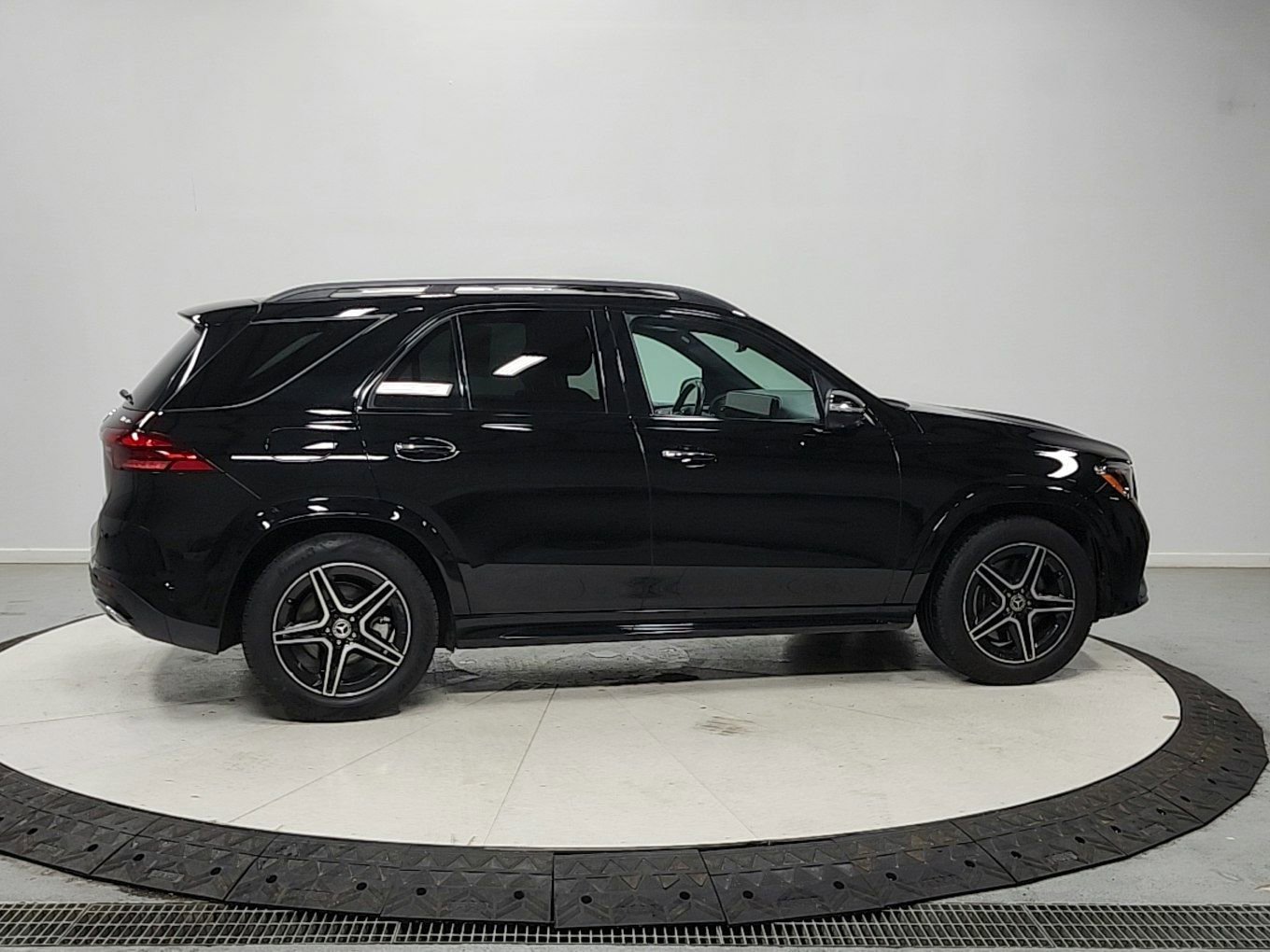 Used 2024 Mercedes-Benz GLE 350 4MATIC w/ AMG Line Exterior image 8