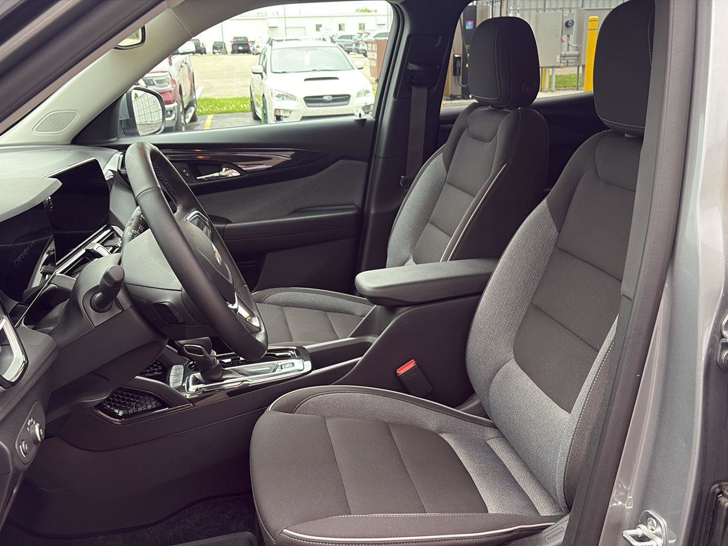Used 2025 Chevrolet TrailBlazer LT w/ Convenience Package FWD image 6