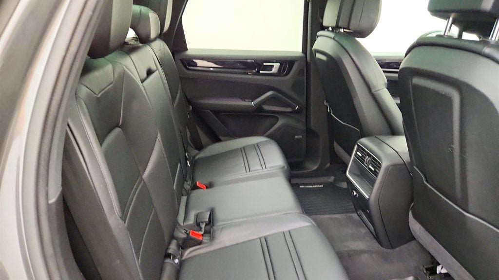 Used 2021 Porsche Cayenne AWD/4WD image 40