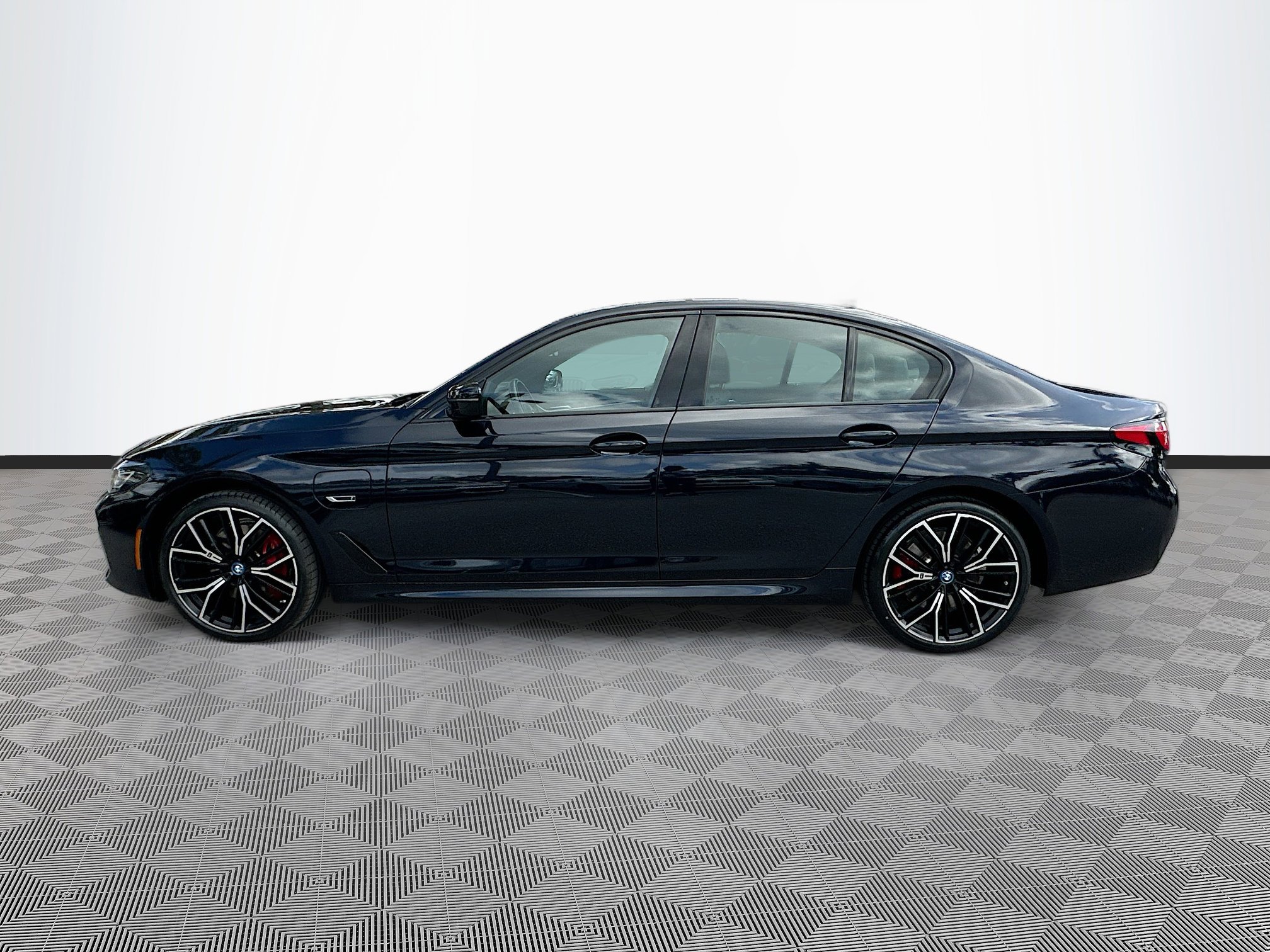 Used 2023 BMW 530e w/ M Sport Package image 4