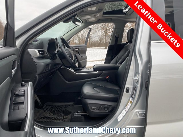 Used 2022 Toyota Highlander XLE image 16