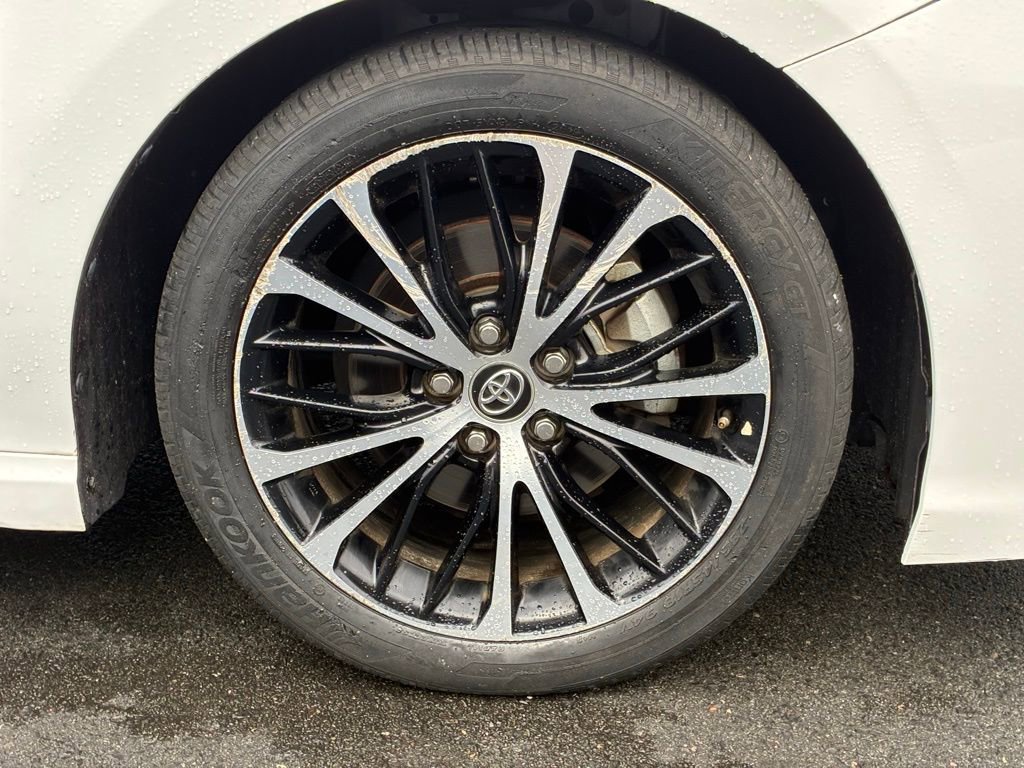 Used 2020 Toyota Camry SE w/ Sunroof Package image 46