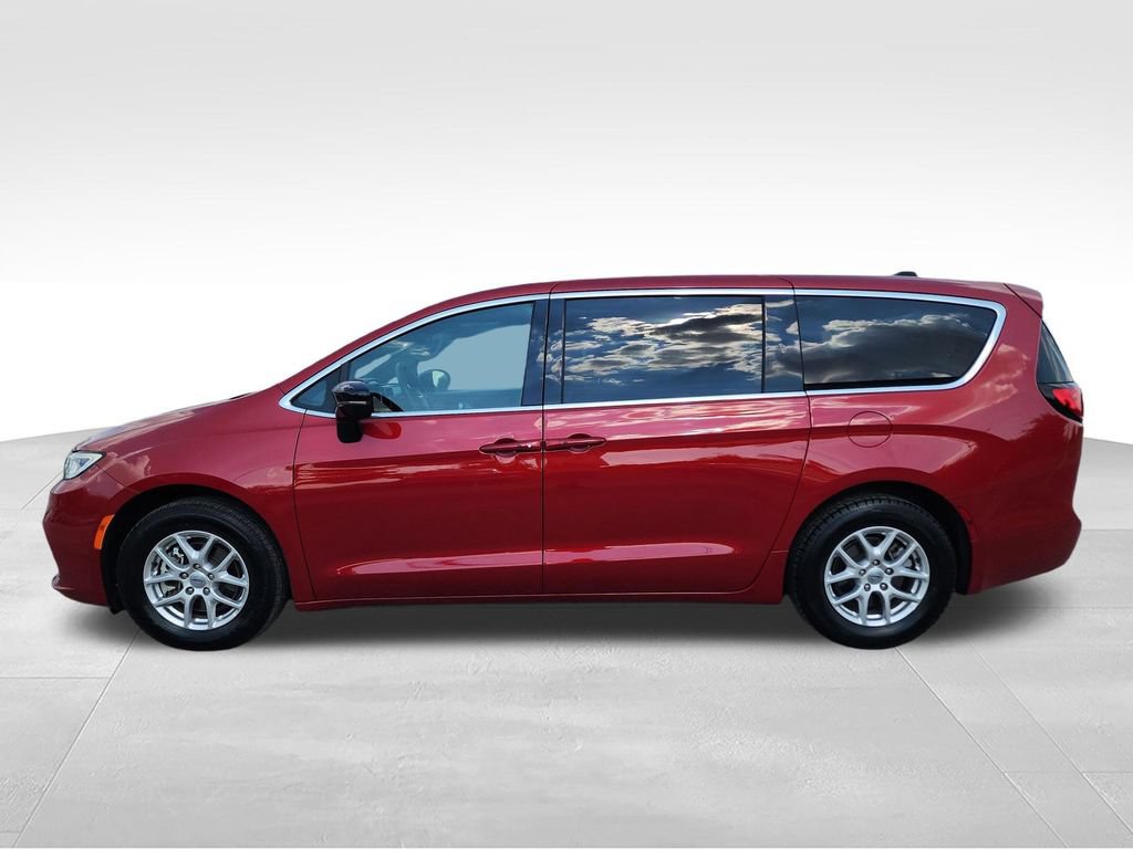 Used 2025 Chrysler Pacifica Select FWD image 4