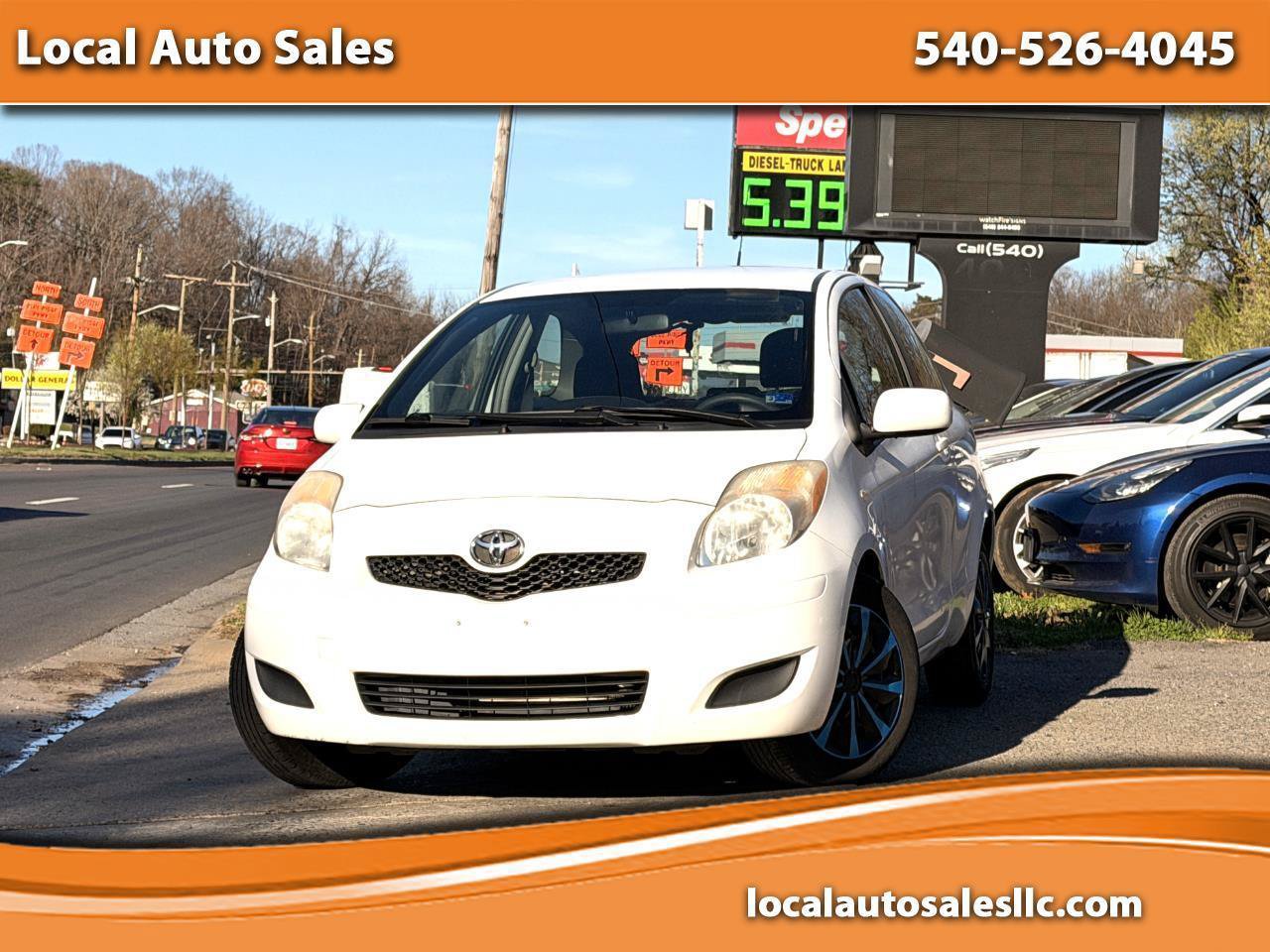 Used 2011 Toyota Yaris 2-Door Hatchback w/ Convenience Pkg FWD image 1