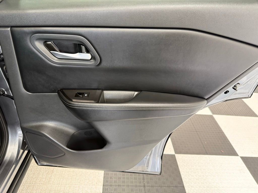 Used 2025 Nissan Rogue SV image 25