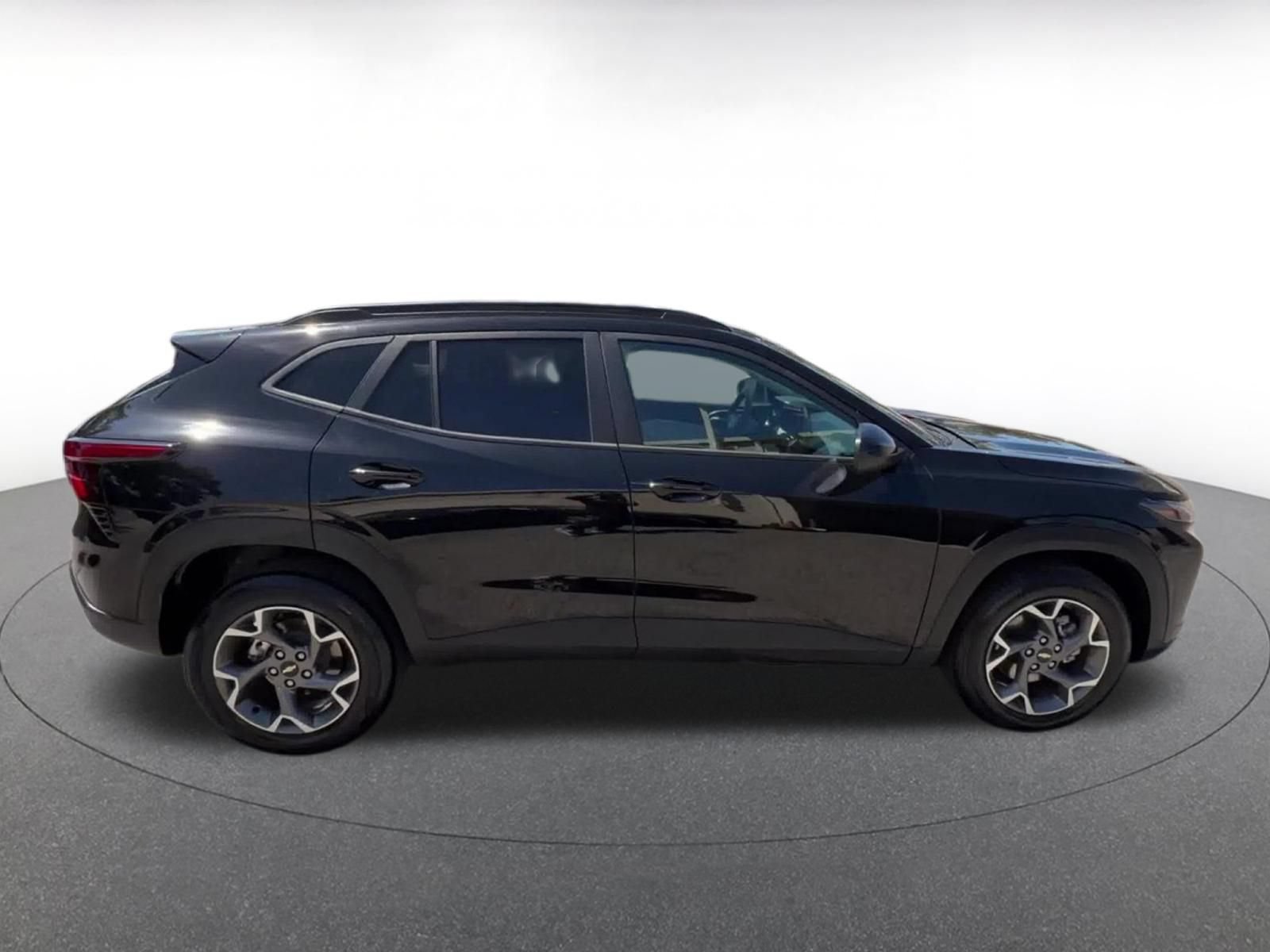 Used 2025 Chevrolet Trax LT FWD image 16