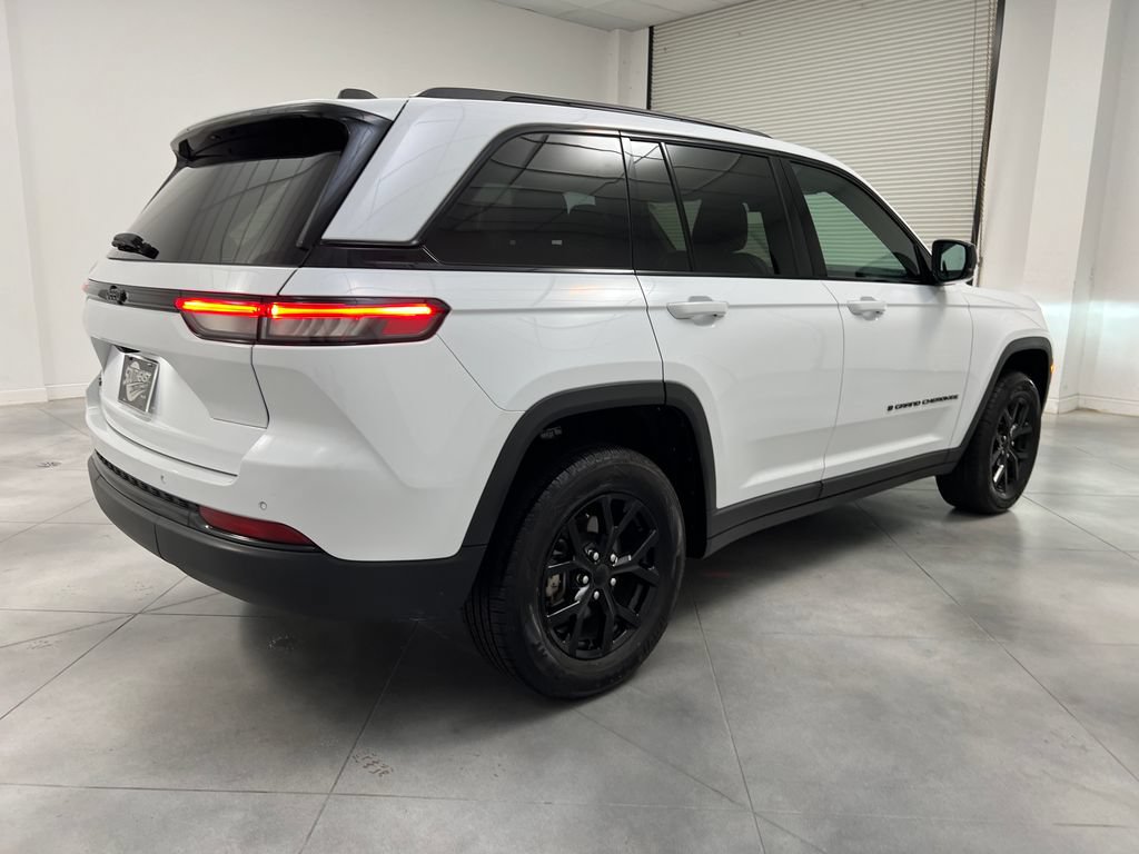 Used 2025 Jeep Grand Cherokee Altitude AWD/4WD image 9