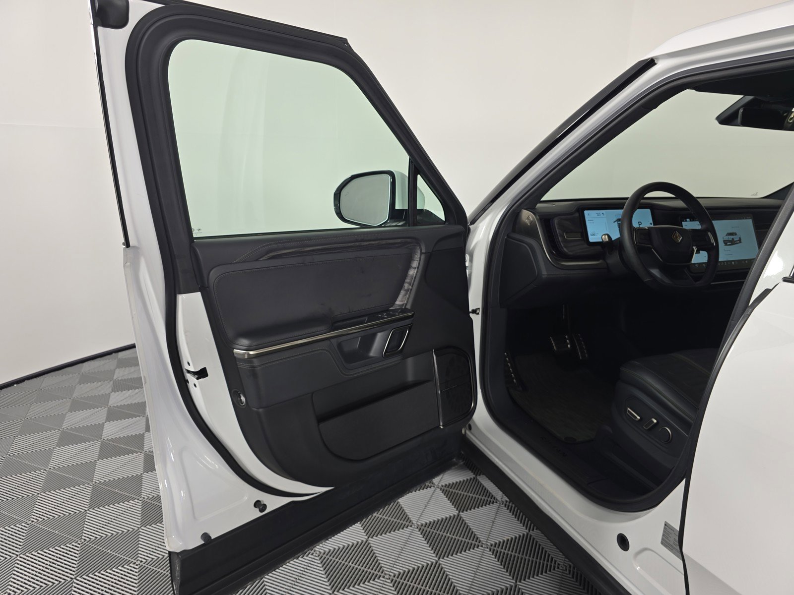 Used 2022 Rivian R1T Adventure image 16