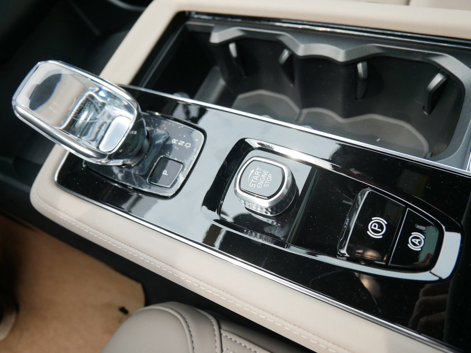 New 2026 Volvo XC90 B6 Plus w/ Protection Package Premier image 9