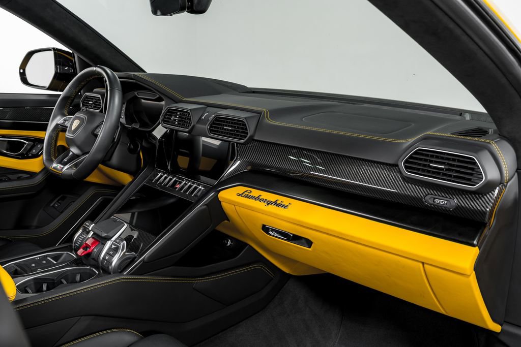Used 2022 Lamborghini Urus AWD/4WD image 36
