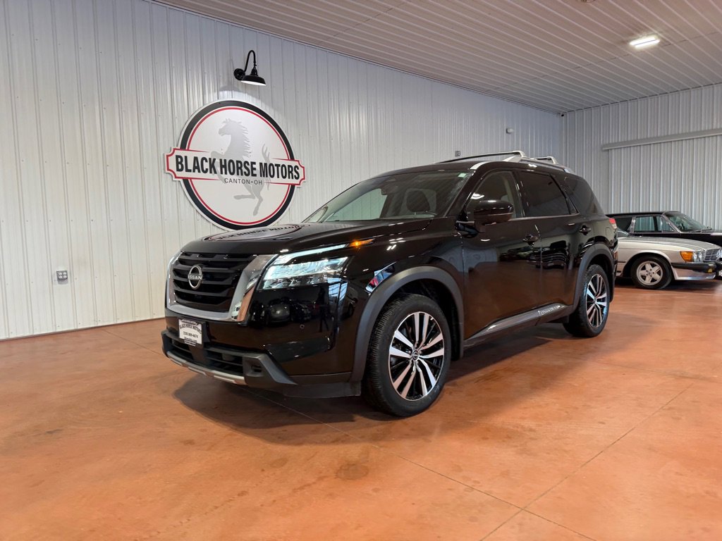 Used 2024 Nissan Pathfinder Platinum w/ Cargo Package image 4