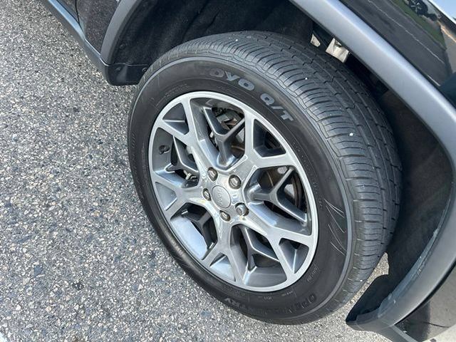Used 2021 Jeep Grand Cherokee Limited AWD/4WD image 2