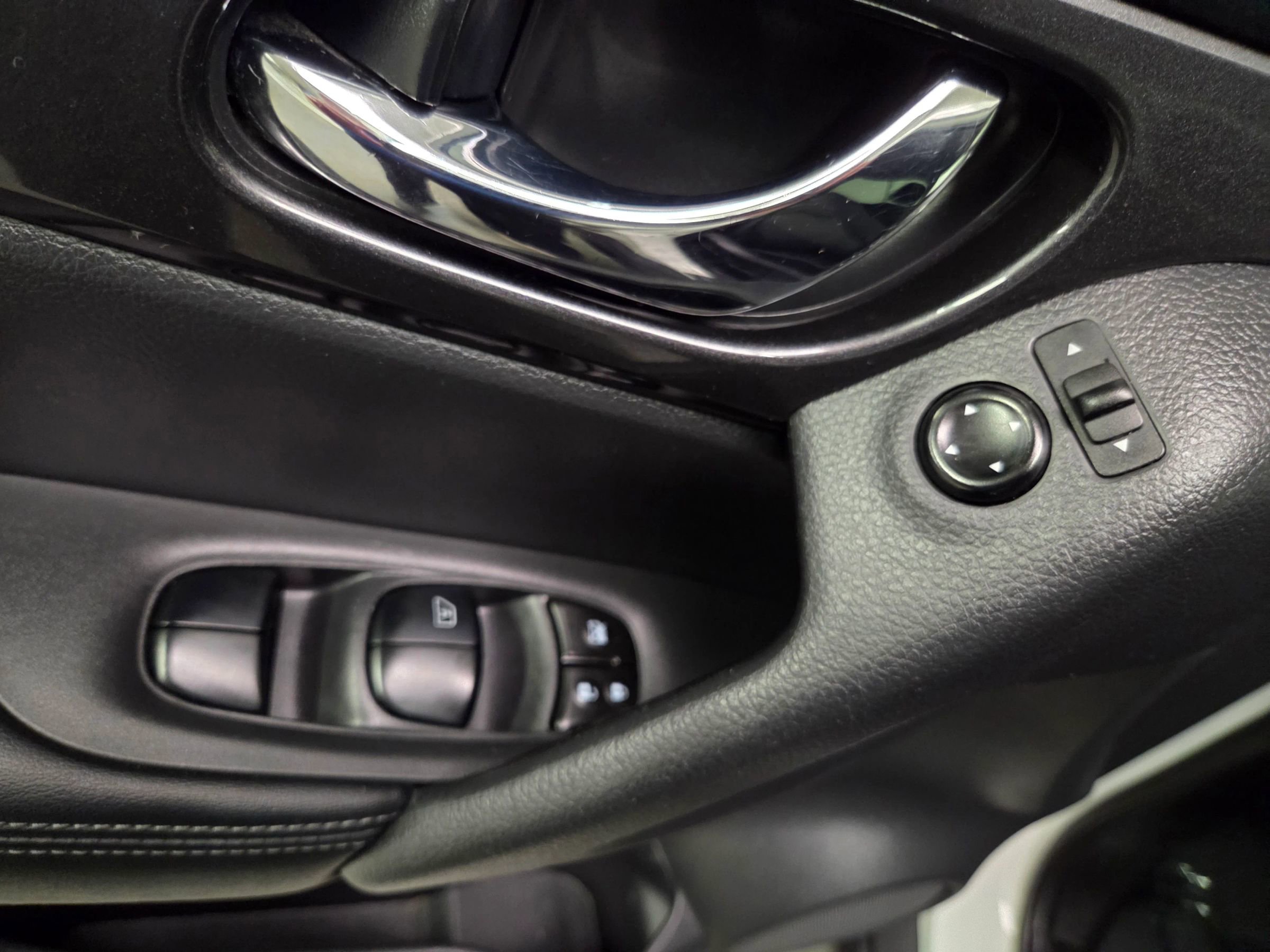 Used 2017 Nissan Rogue SV image 16