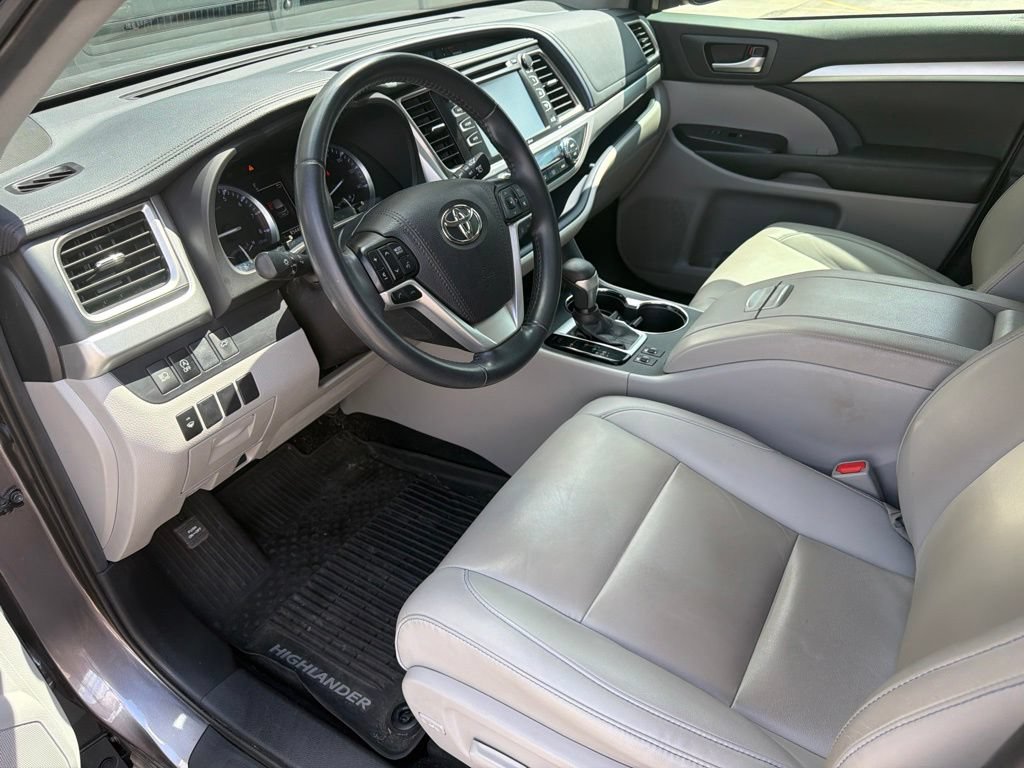 Used 2019 Toyota Highlander XLE AWD/4WD image 3
