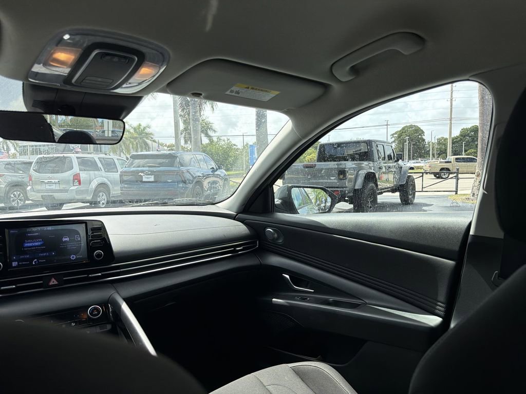 Used 2022 Hyundai Elantra SEL w/ Convenience Package FWD image 11