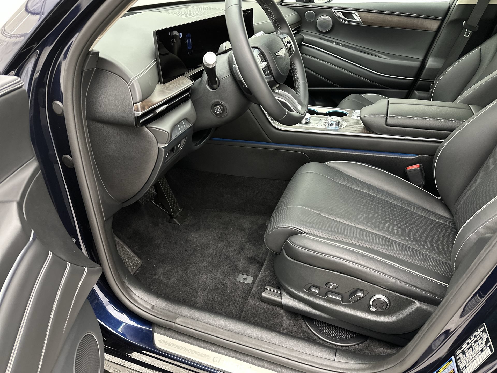 Certified 2026 Genesis GV80 3.5T Advanced AWD/4WD image 11